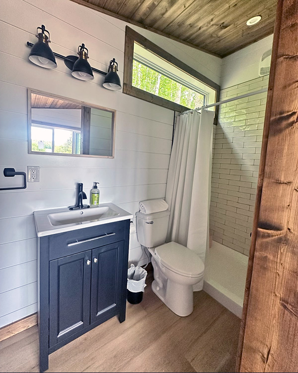 Dolores-Cabin-at-Lakeview-Lodge-Barrhead-Alberta-4