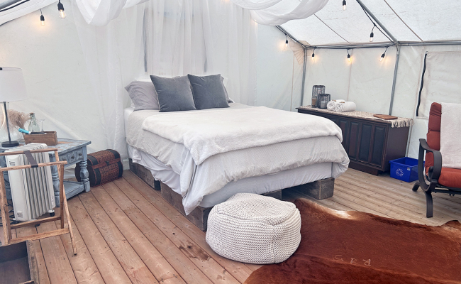 Inside-Glamping-Oasis-Tent-Lakeview-Lodge-Barrhead-Alberta-04-06-514